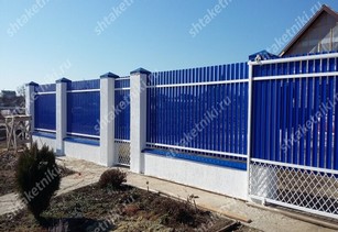 Фото забора из синего штакетника в Жанаозене